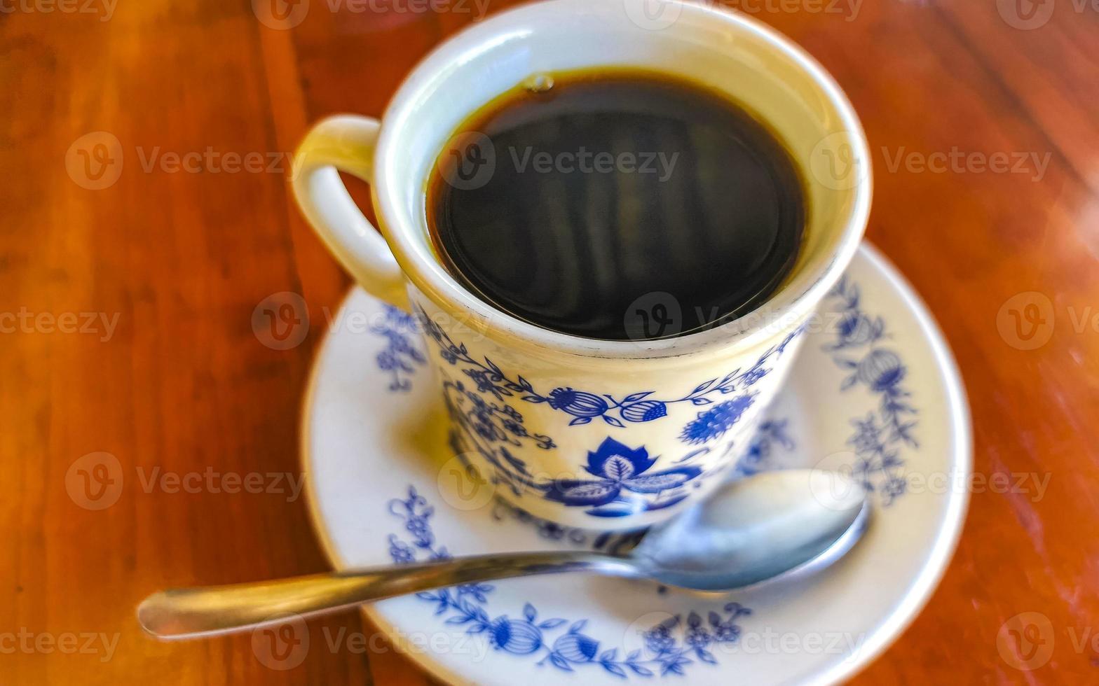 blå vit kopp pott med svart kaffe trä- tabell Mexiko. foto