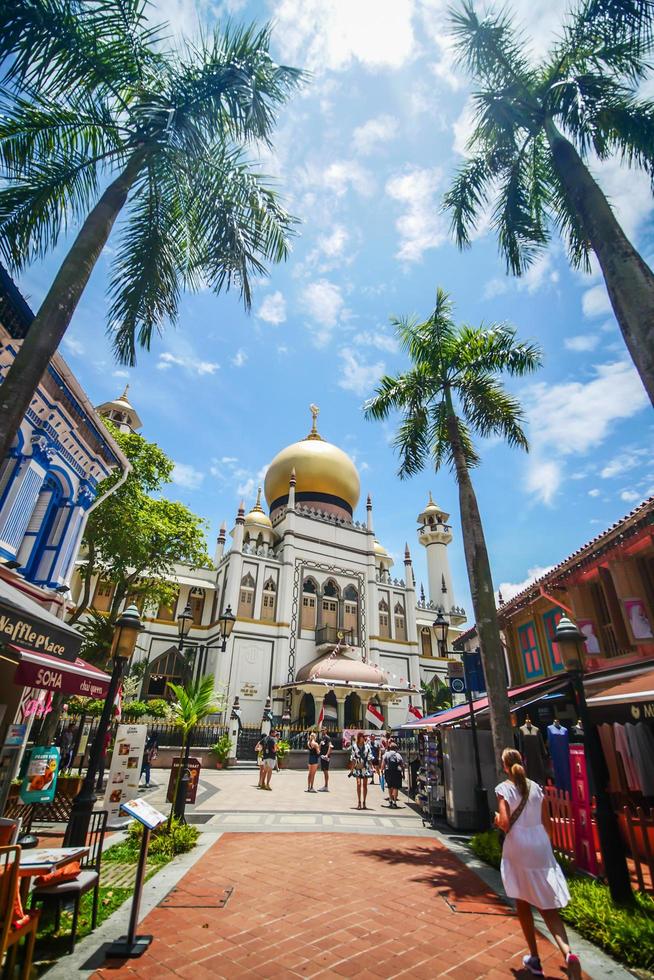 singapore 1 juni 2022. gatuvy över masjid sultan i singapore foto