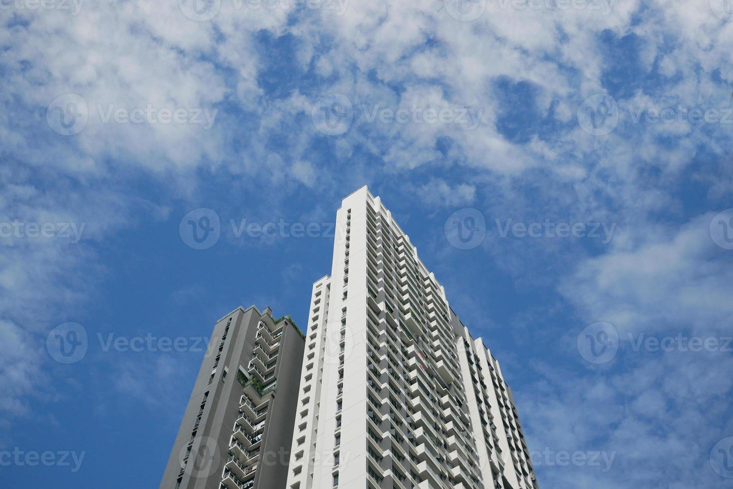 låg vinkel se av signapore bostads- byggnader mot blå himmel foto