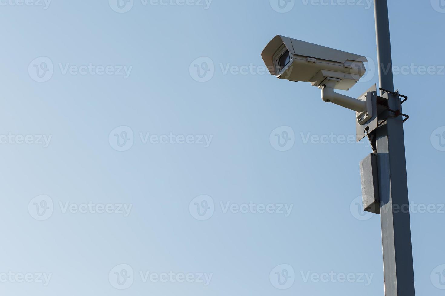 säkerhet kamera på blå himmel bakgrund. säkerhet se posta foto