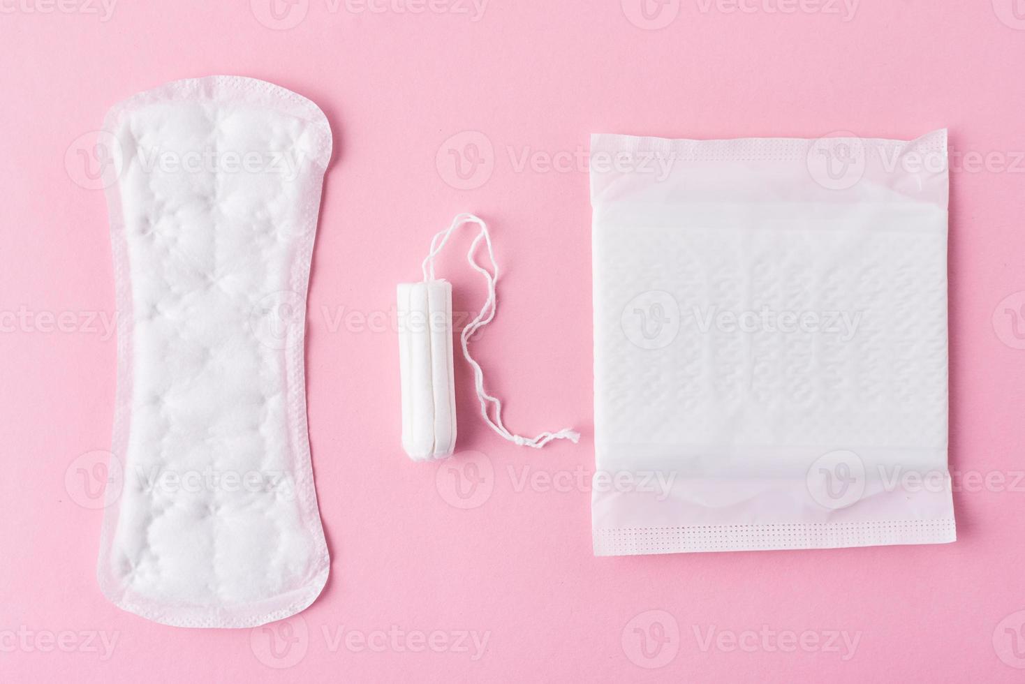 sanitär vaddera och menstruations- tampong på en rosa bakgrund foto