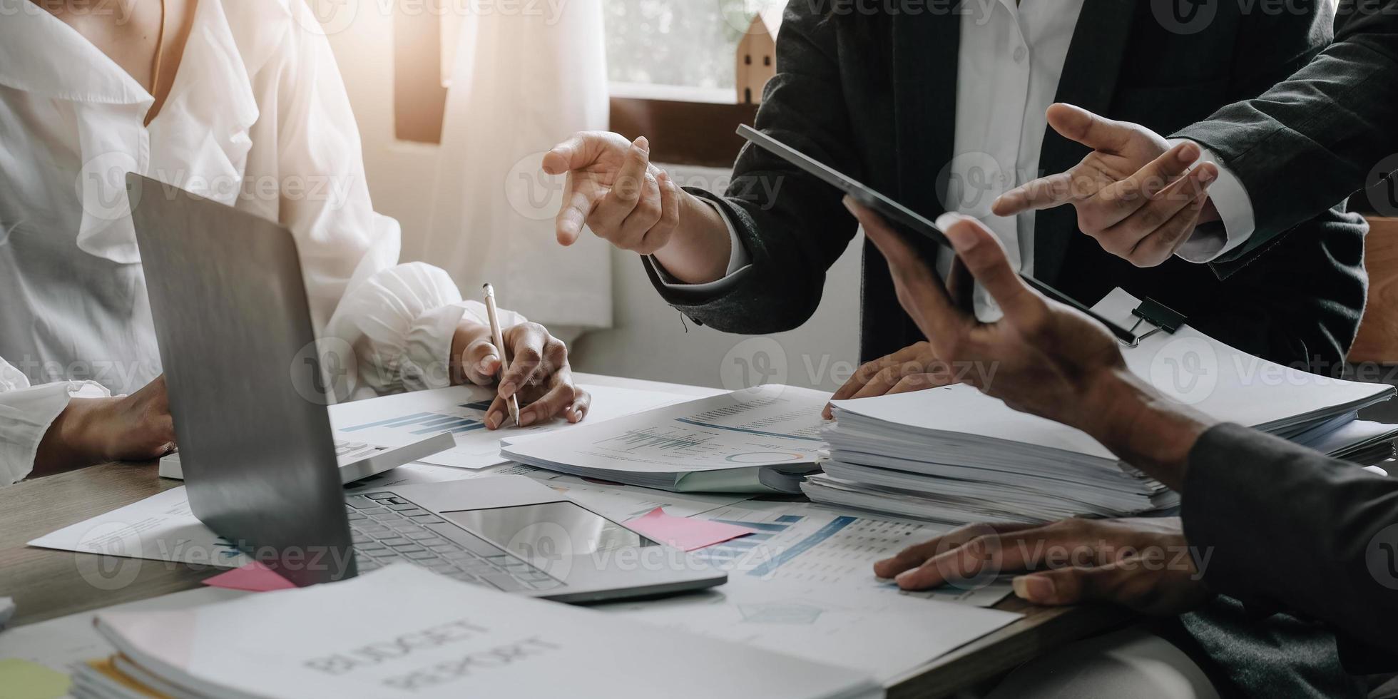 asiatisk affärsrådgivare möte för att analysera och diskutera situationen på den finansiella rapporten i mötesrummet. investeringskonsult, finansiell rådgivare och redovisningskoncept foto