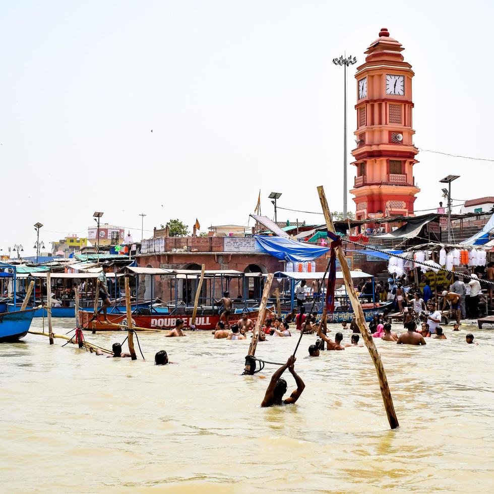 garh mukteshwar, uttar pradesh, Indien - 11 juni 2022 - människor tar heligt dopp med anledning av nirjala ekadashi, en utsikt över garh ganga brij ghat som är en mycket känd religiös plats för hinduer foto