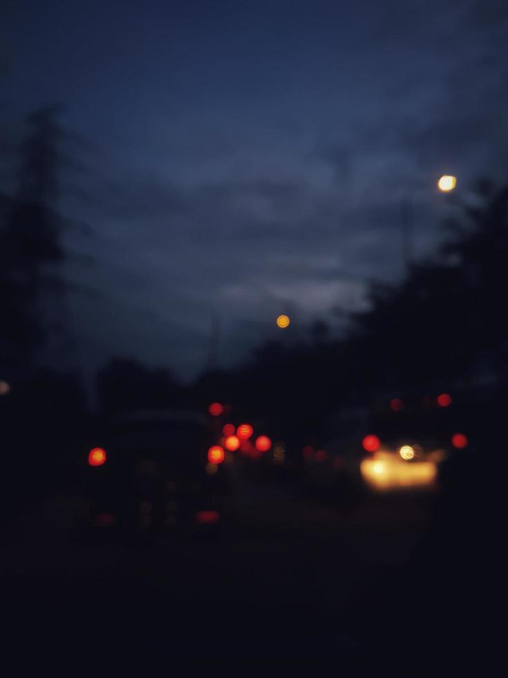 defocused suddig abstrakt bakgrund av trafik sylt på natt i öst jakarta. foto