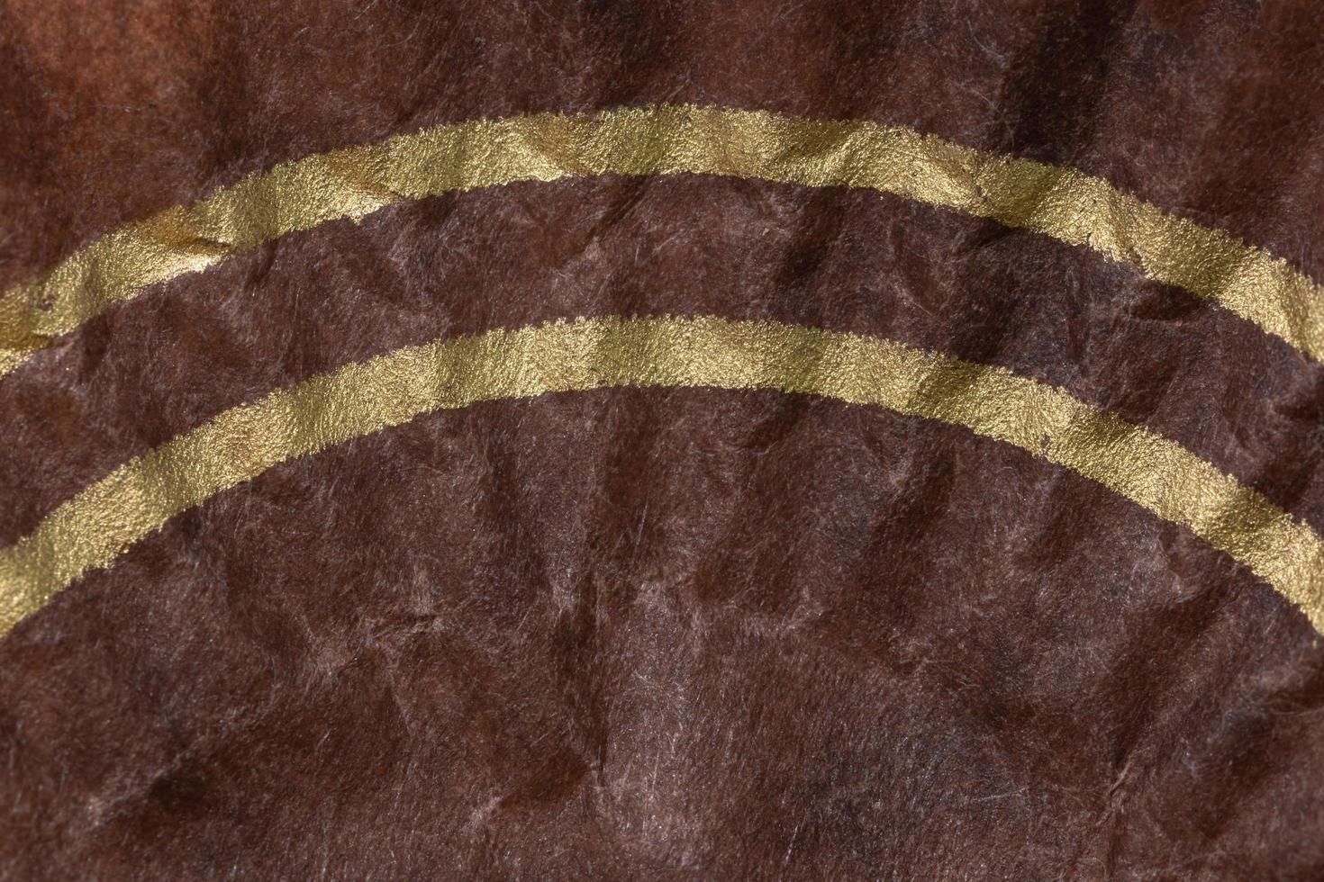 brunt papper bakgrund med gula ränder foto