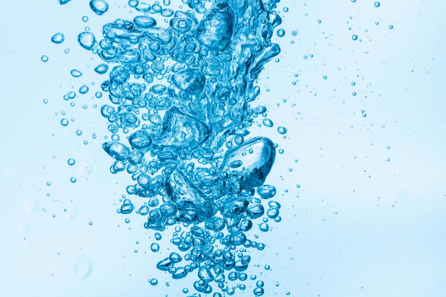 bubblor i blått vatten bakgrund foto