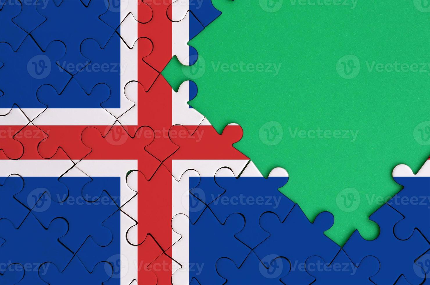 island flagga är avbildad på en avslutad kontursåg pussel med fri grön kopia Plats på de rätt sida foto