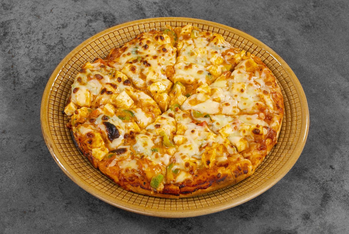 indisk stil av italiensk maträtt paneer pizza foto