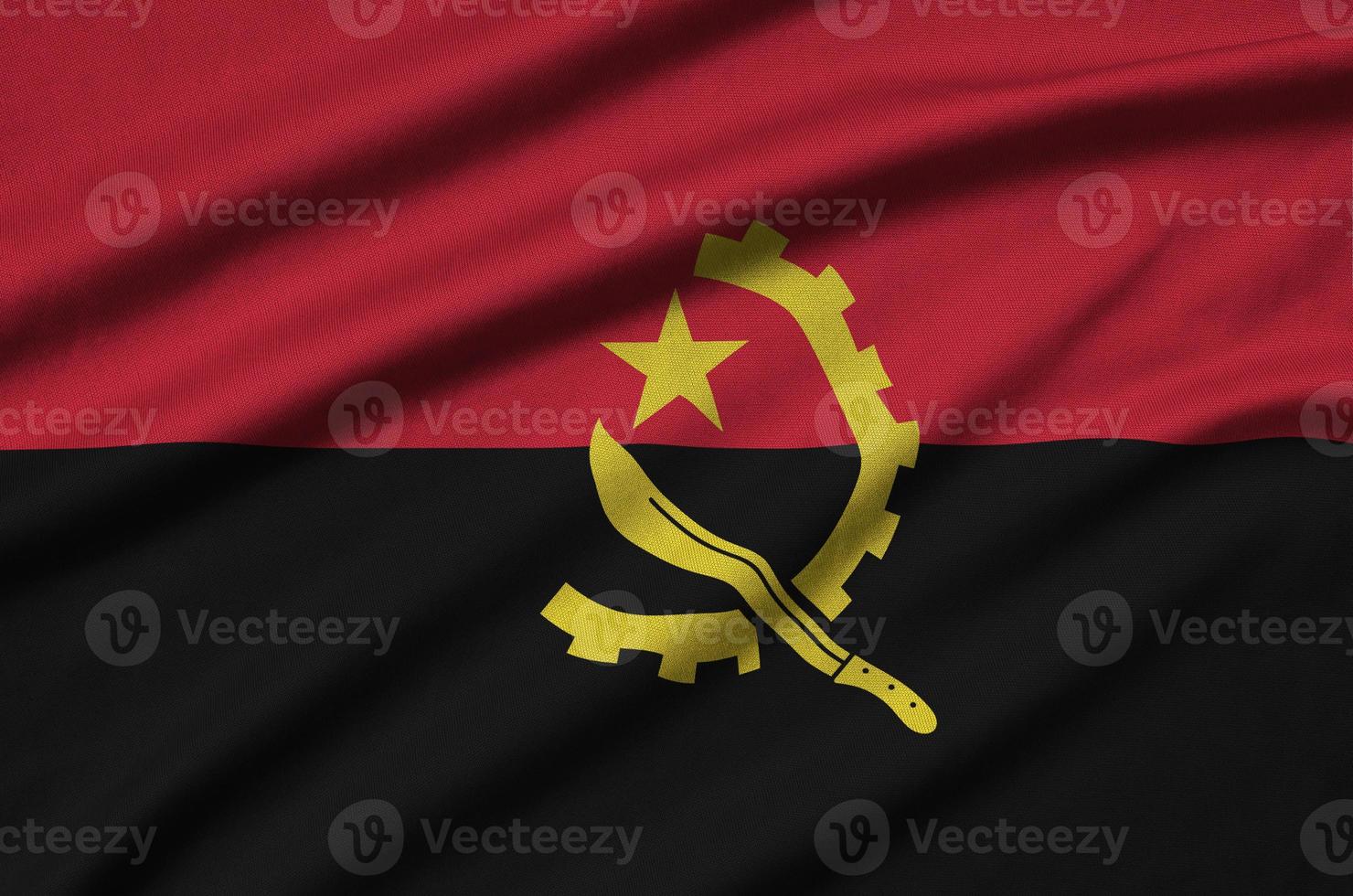 angola flagga är avbildad på en sporter trasa tyg med många veck. sport team baner foto