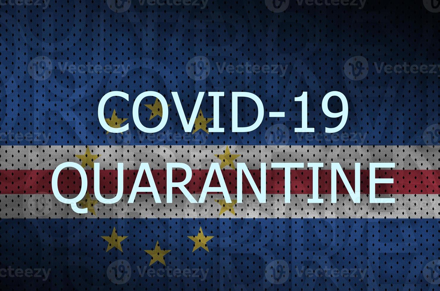 cabo verde flagga och covid-19 karantän inskrift. coronavirus eller 2019-ncov virus foto