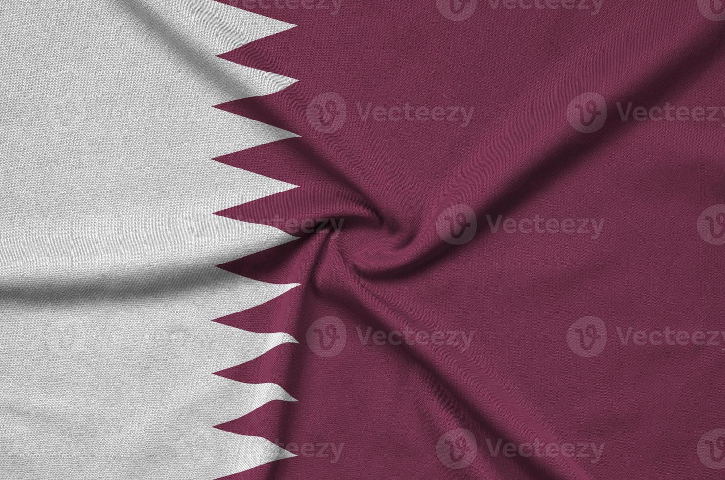 qatar flagga är avbildad på en sporter trasa tyg med många veck. sport team baner foto