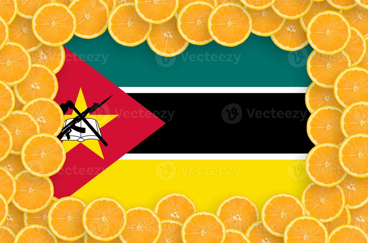 moçambique flagga i färsk citrus- frukt skivor ram foto