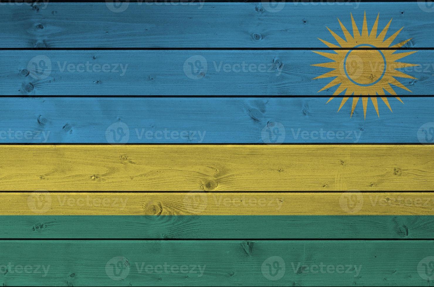 rwanda flagga avbildad i ljus måla färger på gammal trä- vägg. texturerad baner på grov bakgrund foto