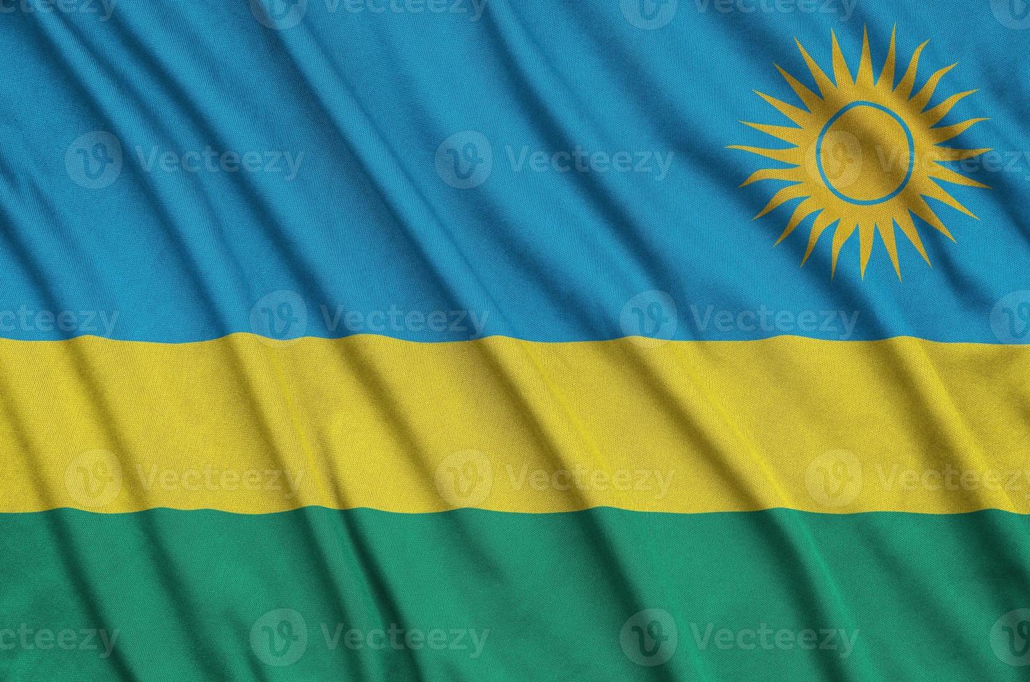 rwanda flagga är avbildad på en sporter trasa tyg med många veck. sport team baner foto