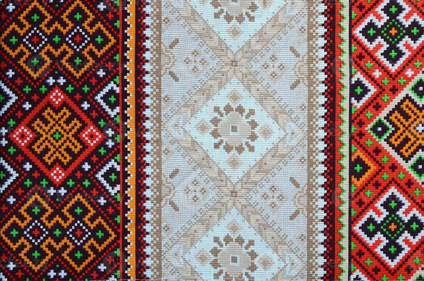 traditionell ukrainska folk konst stickat broderi mönster på textil- tyg foto