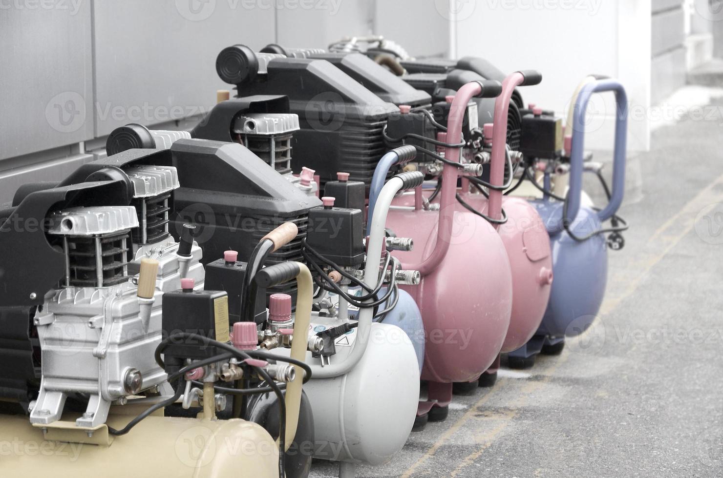 många ny luft kompressorer tryck pumps stänga upp foto