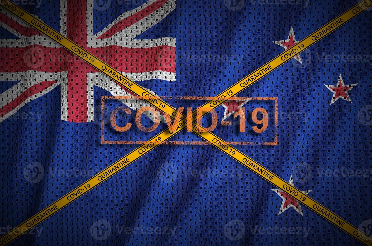 ny zealand flagga och covid-19 stämpel med orange karantän gräns tejp korsa. coronavirus eller 2019-ncov virus begrepp foto