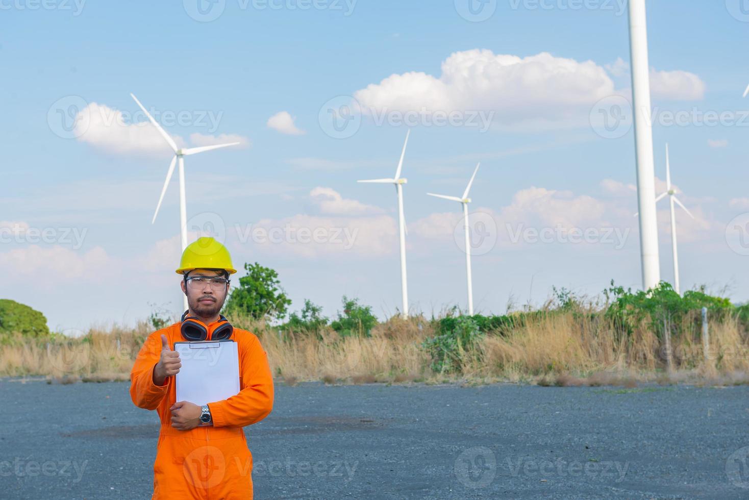 silhuett av man ingenjör arbetssätt och innehav de Rapportera på vind turbin bruka kraft generator station på berg, thailand människor foto