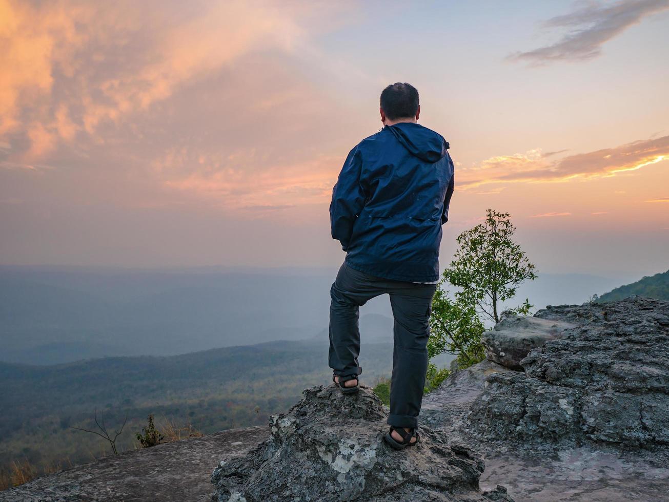 asiatisk fett trekker med solnedgång ljus på yeabmek klippa phu kradueng berg nationell parkera i loei stad thailand.phu kradueng berg nationell parkera de känd resa destination foto