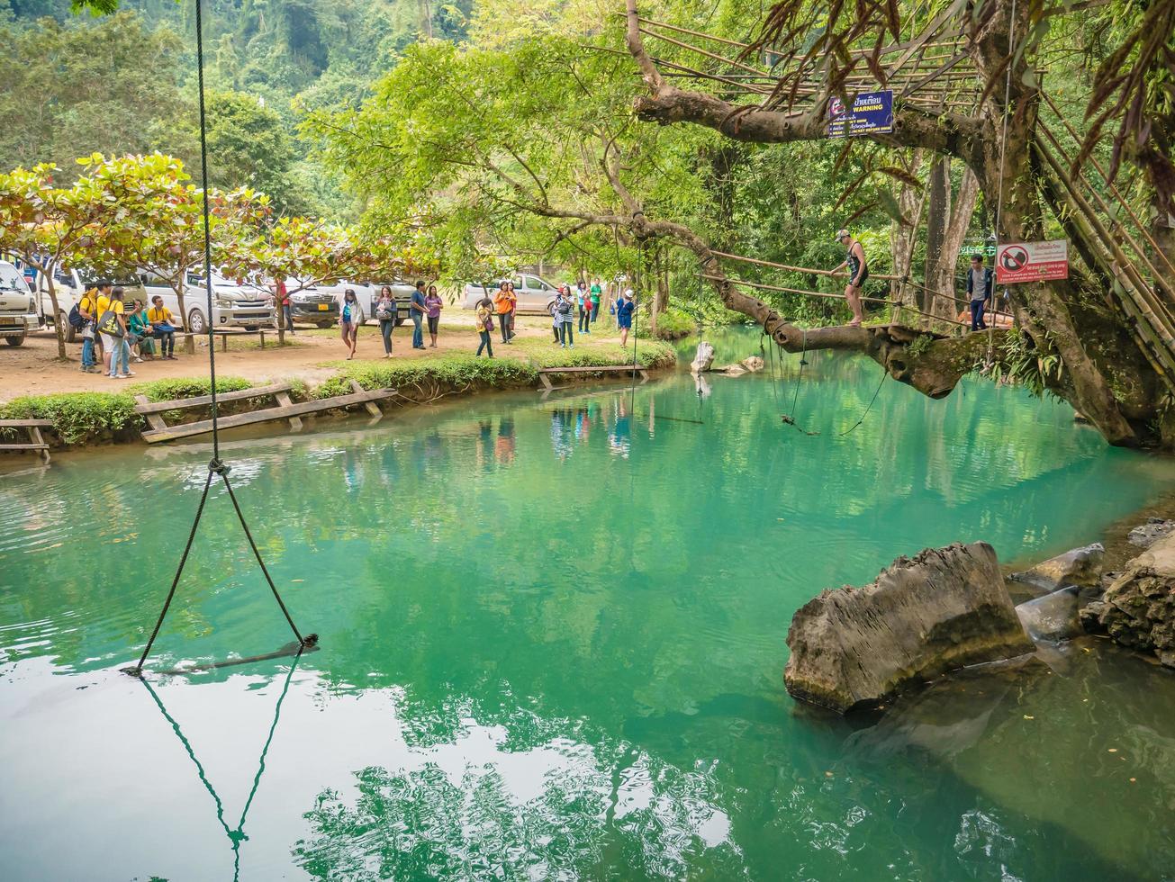 vangvieng.lao-10 dec 2017.vacker natur och klar vatten av blå lagun på pukham grotta vangvieng stad lao.vangvieng stad de känd Semester destination stad i lao. foto