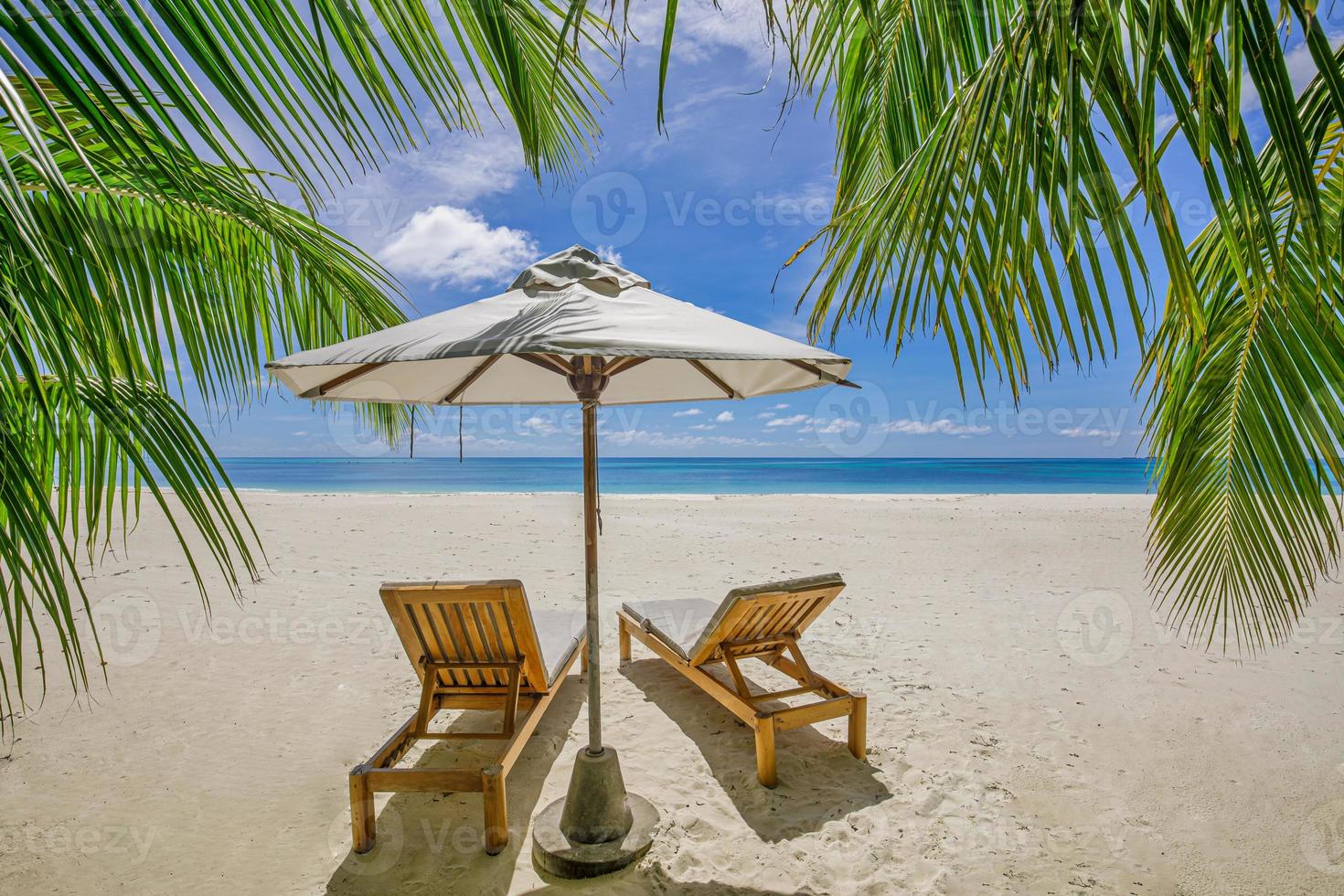 tropisk strand natur som sommar landskap med vardagsrum stolar sängar handflatan träd löv och lugna hav för strand baner. lyx resa landskap, skön destination för semester eller Semester. strand scen foto