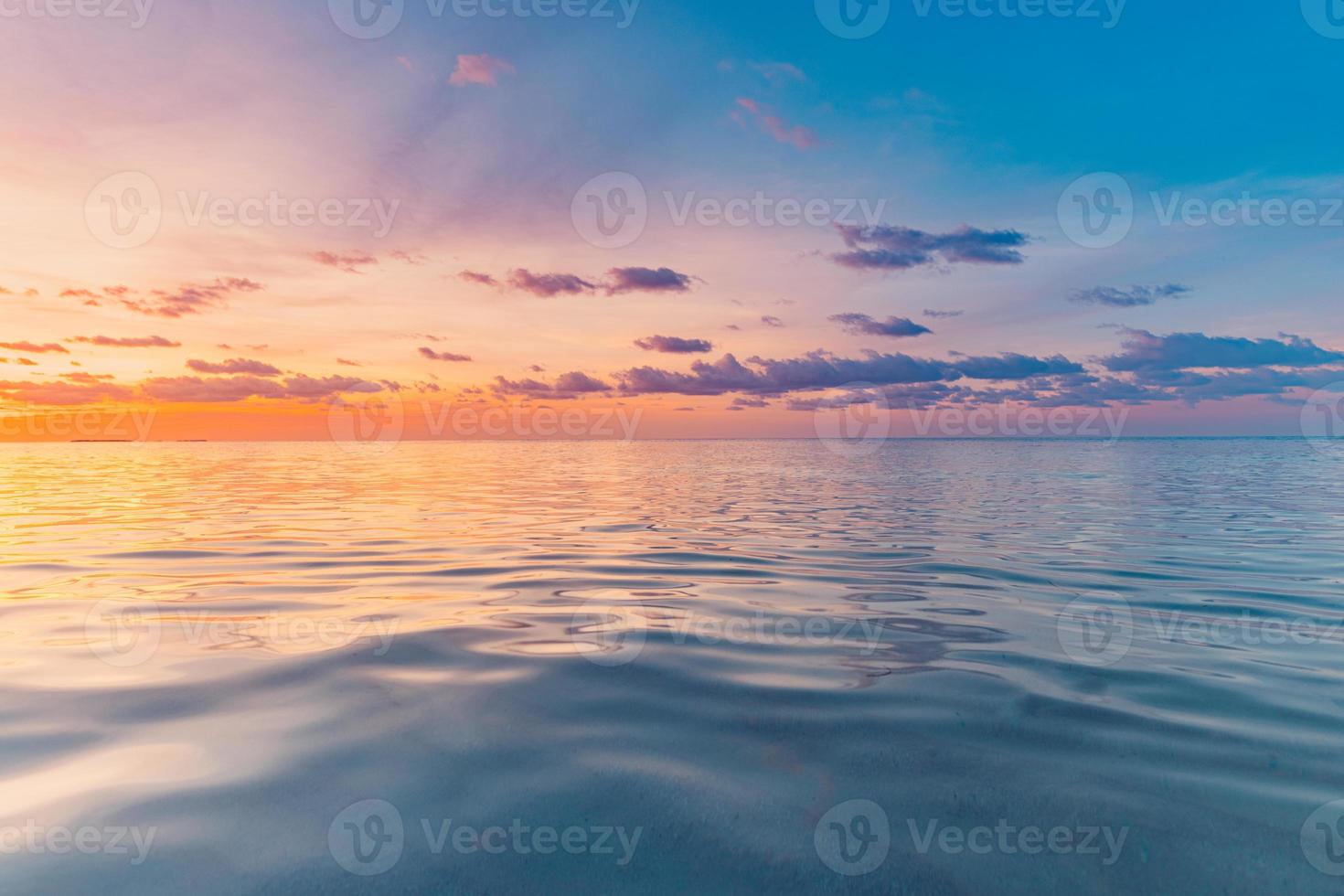närbild hav vågor strand. Fantastisk strand landskap. inspirera tropisk strand marinmålning horisont. abstrakt gyllene solnedgång himmel moln lugn avkopplande solljus sommar frihet. semester resa natur bakgrund foto