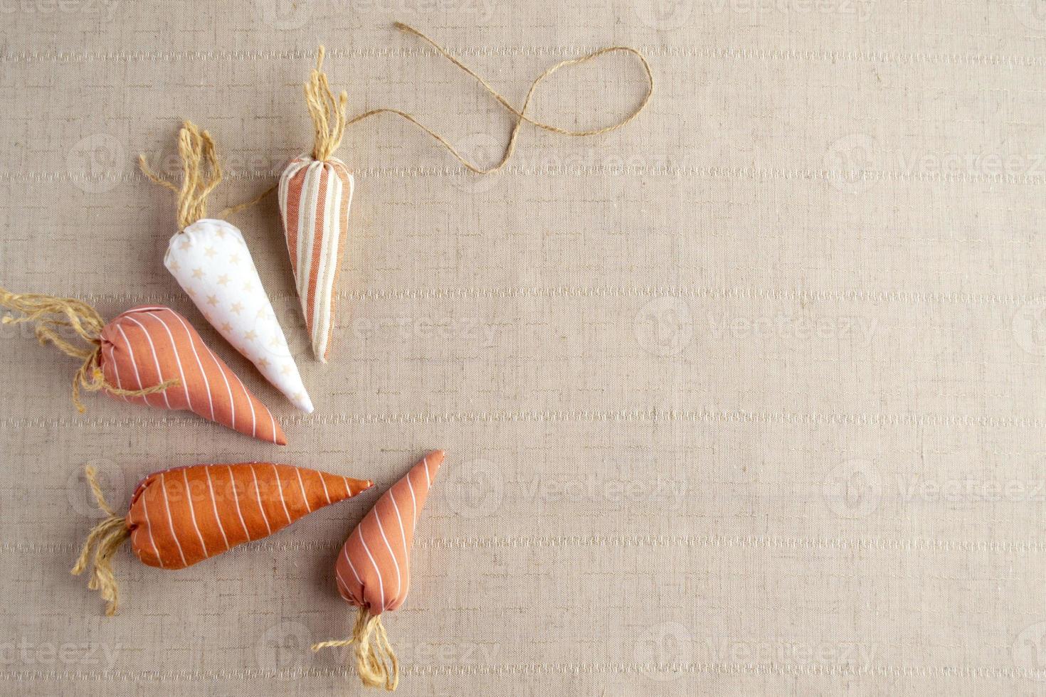 påsk baner. morötter tillverkad av bomull tyg, påsk Hem dekor. de begrepp av en Semester, hobby, sömnad och handarbete foto