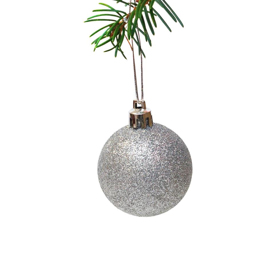 silver- jul boll är hängande på jul träd isolerat på vit bakgrund. foto