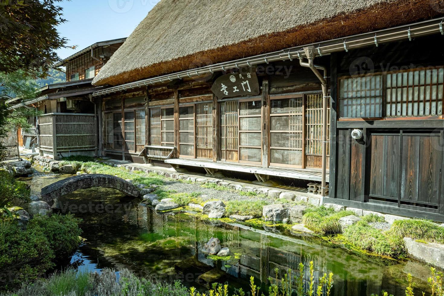 shirakawa traditionell och historisk japansk by shirakawago i höst. hus bygga förbi trä- med tak gassho zukuri stil. shirakawa-go är unesco värld arv och topp landmärke fläck i japan. foto