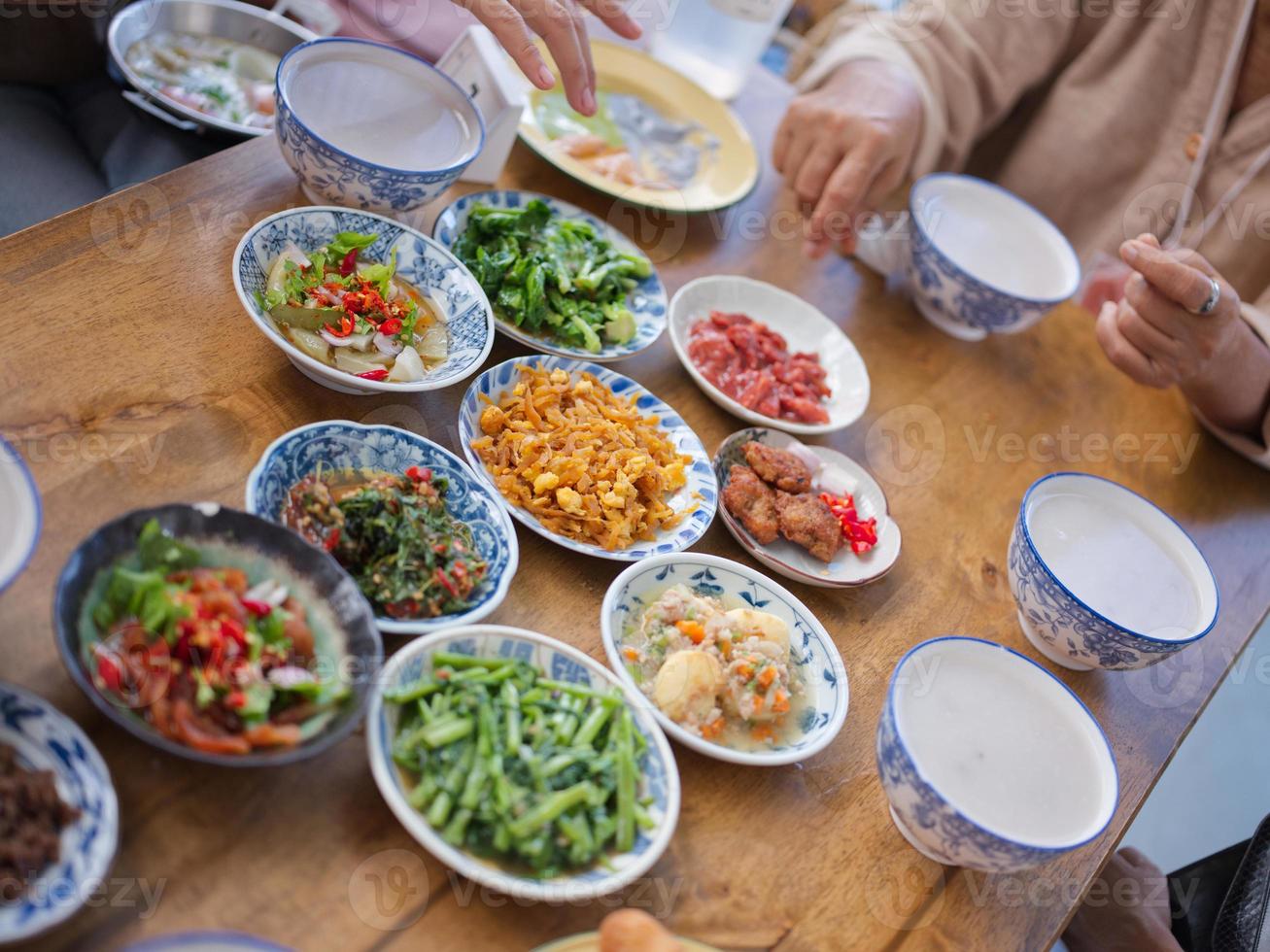 ris välling och sida maträtt . begrepp frukost thai stil foto