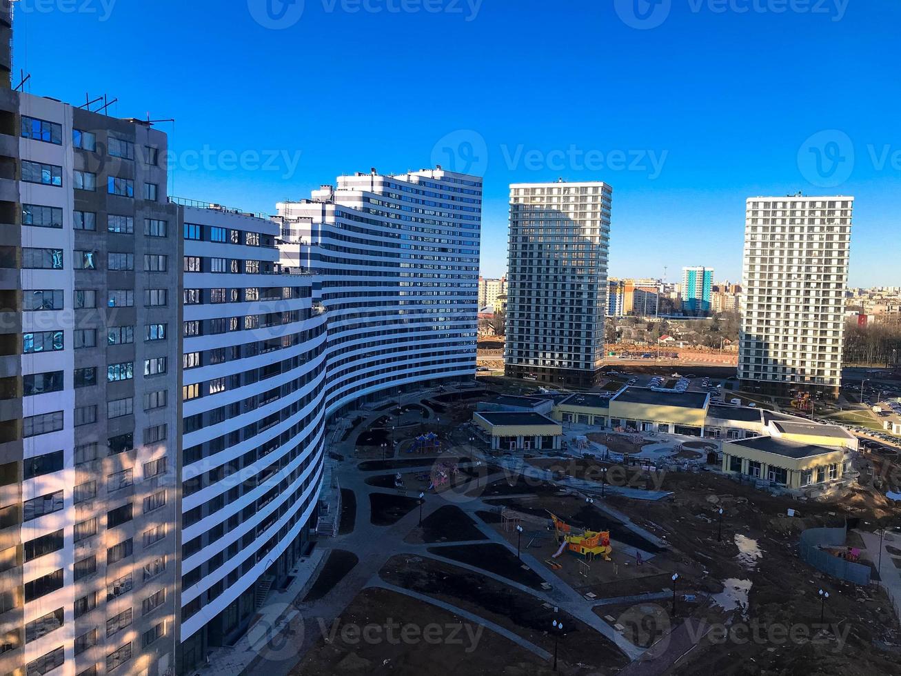 se av de ny skön bostads- komplex från ny byggnader med byggnader hus monolitisk betong ram panel flervånings skyskrapor av de stor stad av de metropol foto