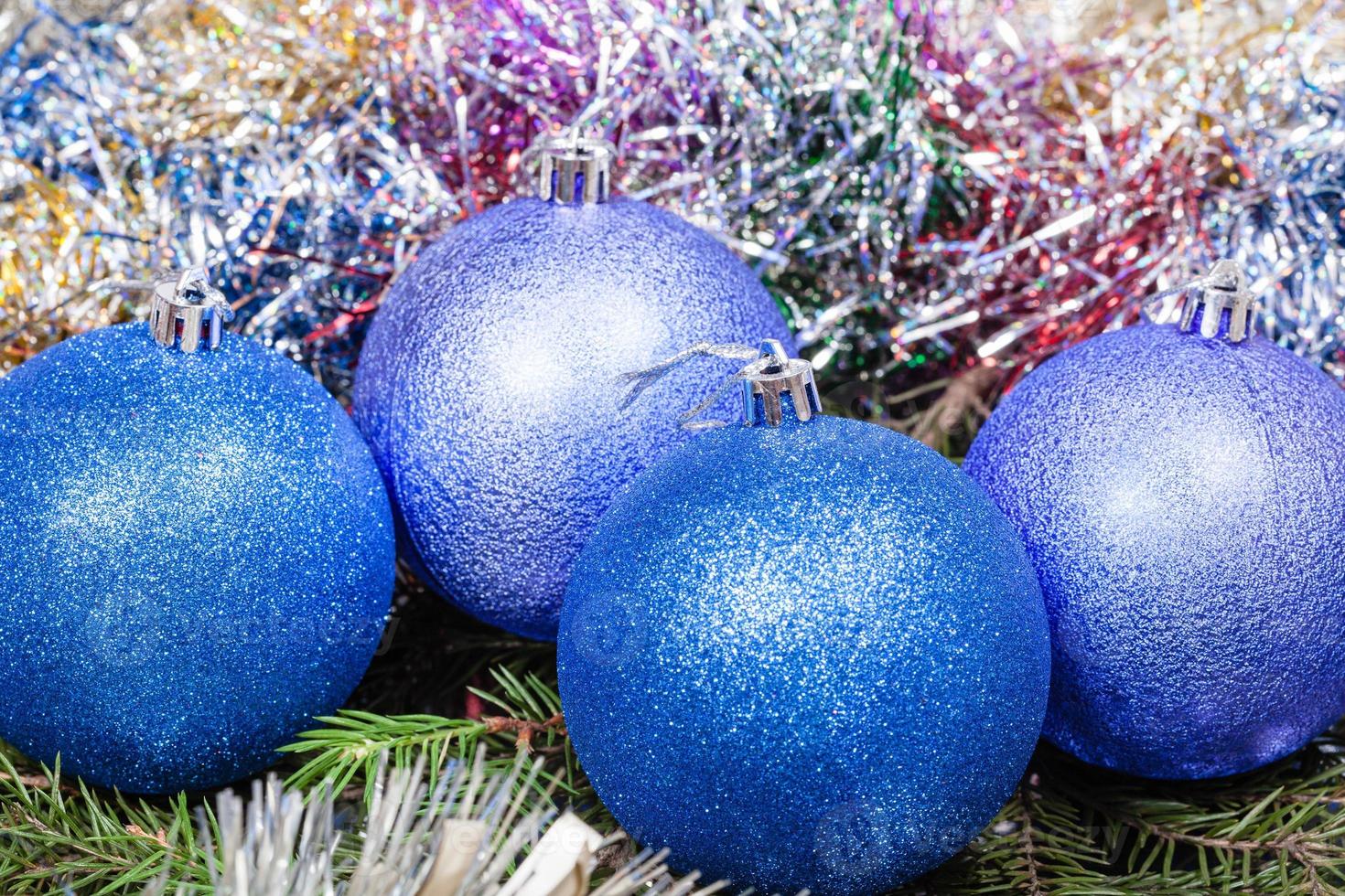 blå, violett jul bollar, glitter, xmas träd 1 foto