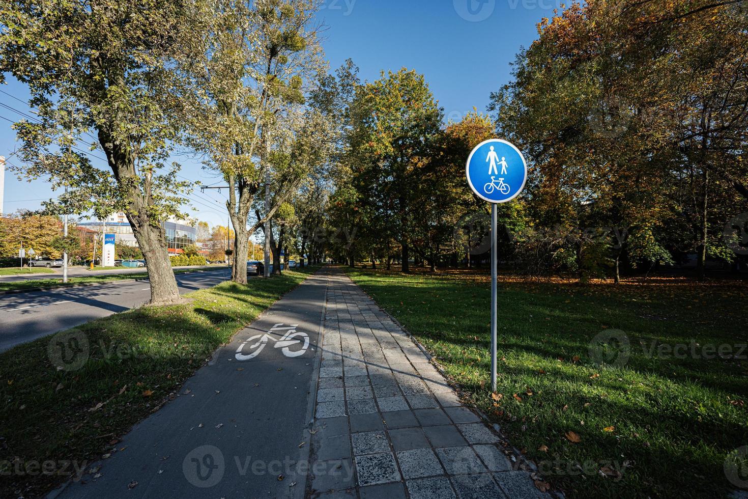 symbol av cykel väg i de höst parkera. foto