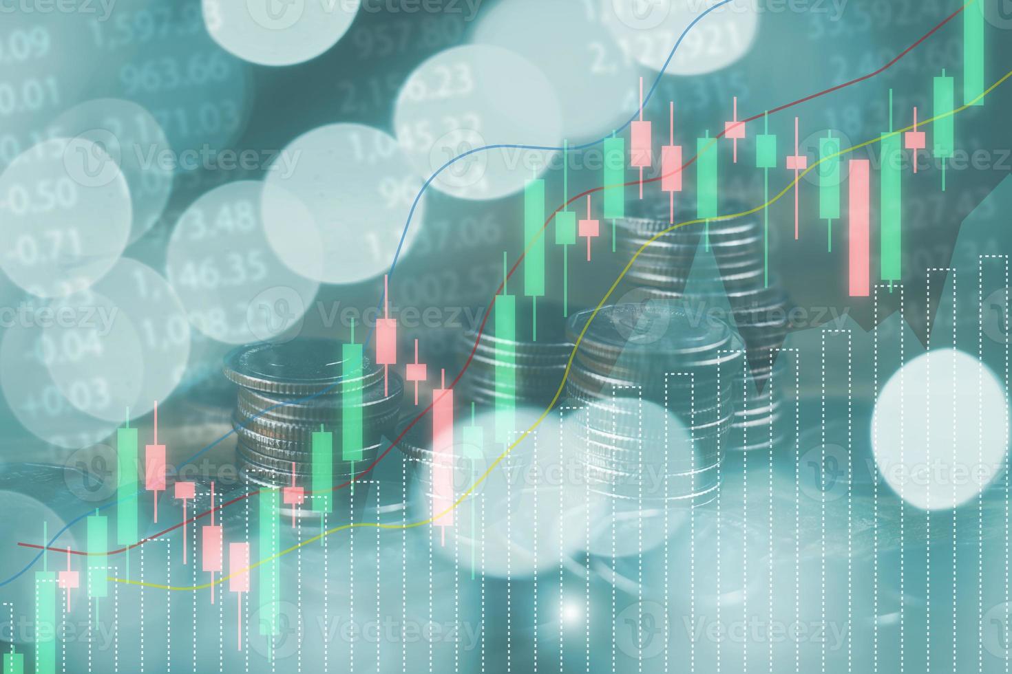 finansiell stock marknadsföra Graf och rader av mynt begrepp rader av mynt fodrad upp där är en Graf som visar tillväxt och besparingar till planen för oberoende utgifterna foto