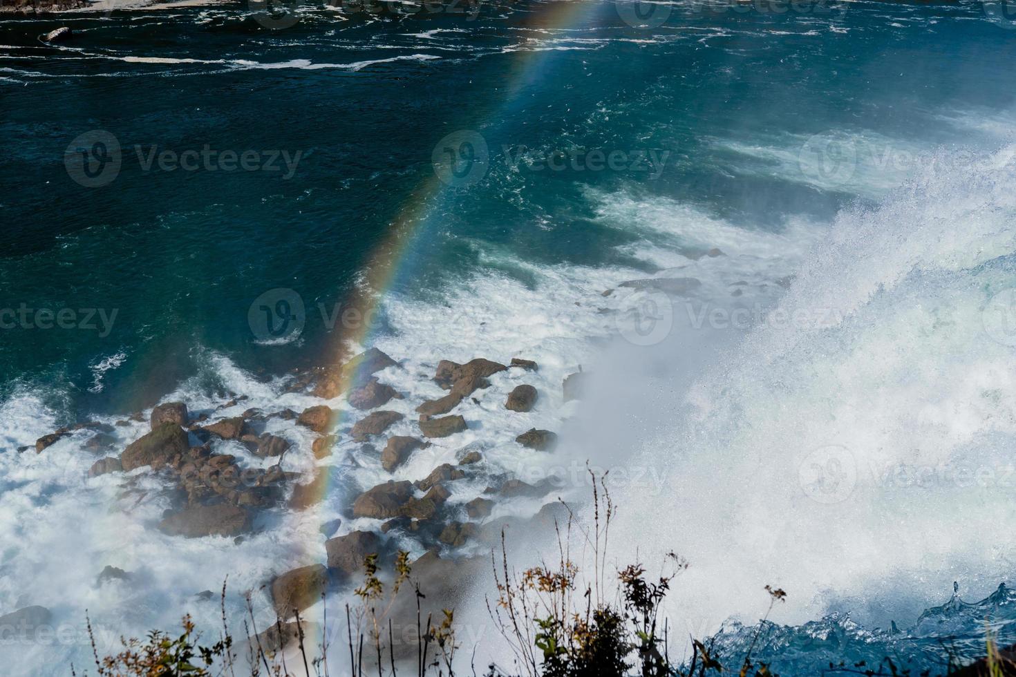 niagara falls från de amerikan och kanadensisk sidor. regnbåge över de vattenfall. de mest populär turist plats. stormig flod den där flöden in i de sjö. foto