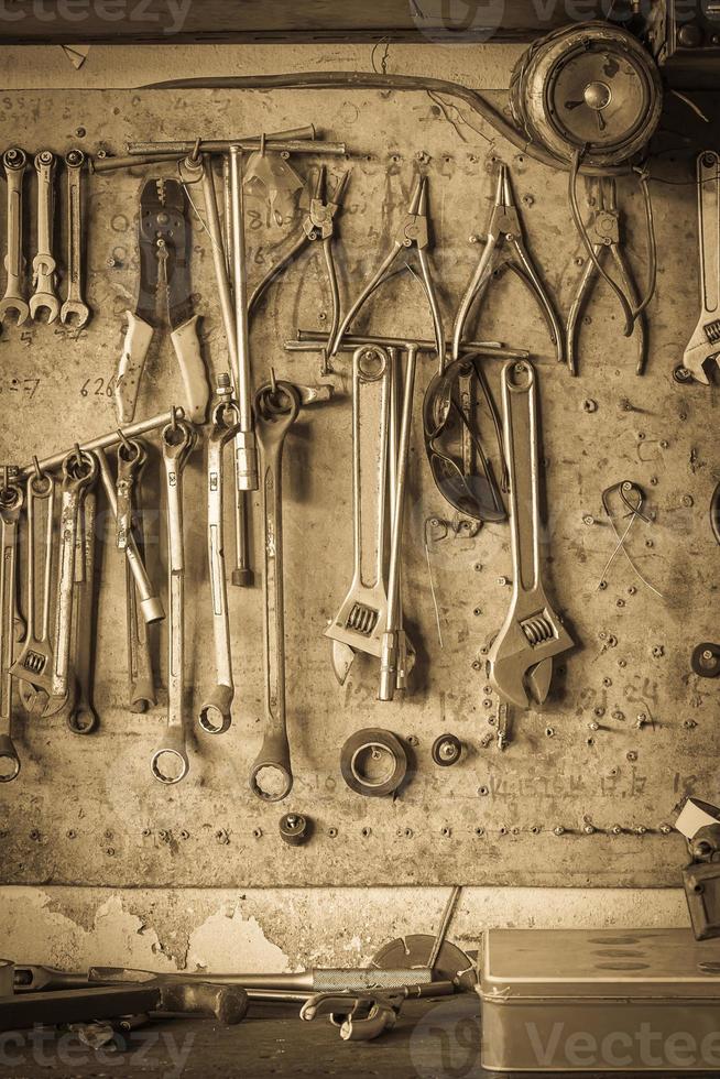 gammal verktygshylla mot en vägg vintage stil foto
