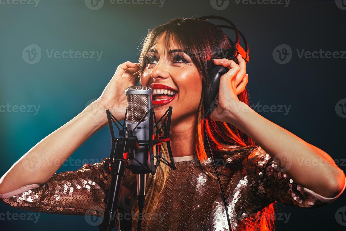 kvinna sångare inspelning en ny låt foto