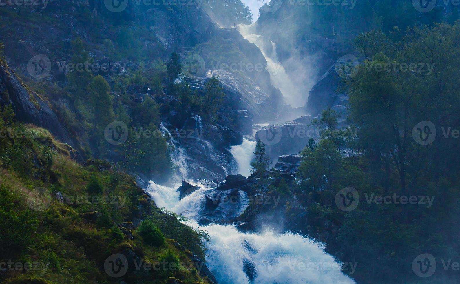 vacker livlig panoramabild med utsikt över vattenfallet i Island foto