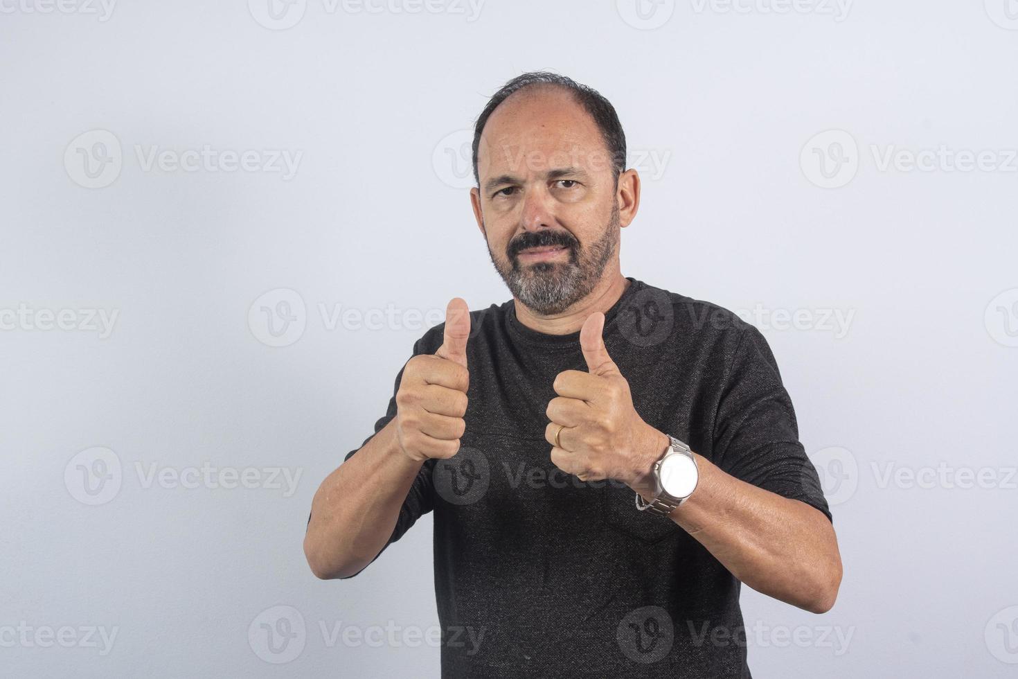 porträtt av senior affärsman framställning tummen upp med hand foto