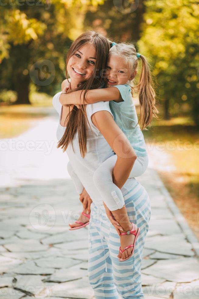 söt liten flicka och henne mamma foto