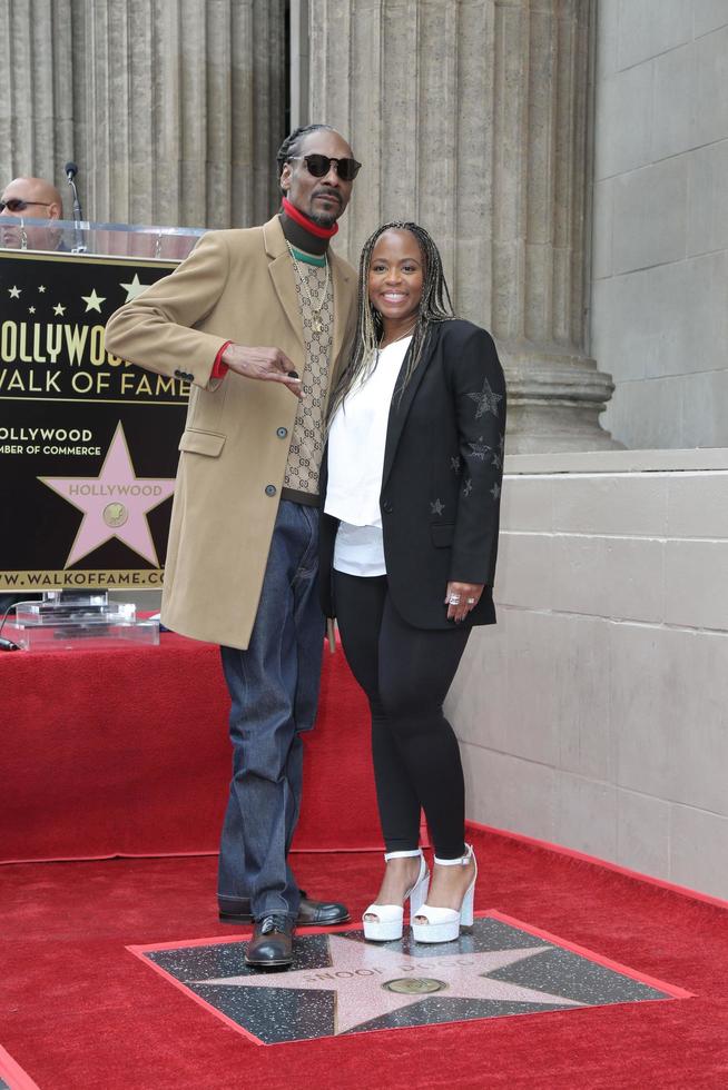 los angeles - nov 19 - snoka dogg, shante broadus på de snoka dogg stjärna ceremoni på de hollywood promenad av berömmelse på november 19, 2018 i los angeles, ca foto