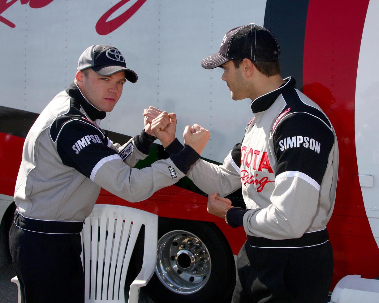 los angeles, mar 23 - brett davern, jesse metcalfe på de 37: e årlig Toyota proffs kändis lopp Träning på de vide fjädrar internationell speedway på Mars 23, 2013 i rosamond, ca exklusiv Foto