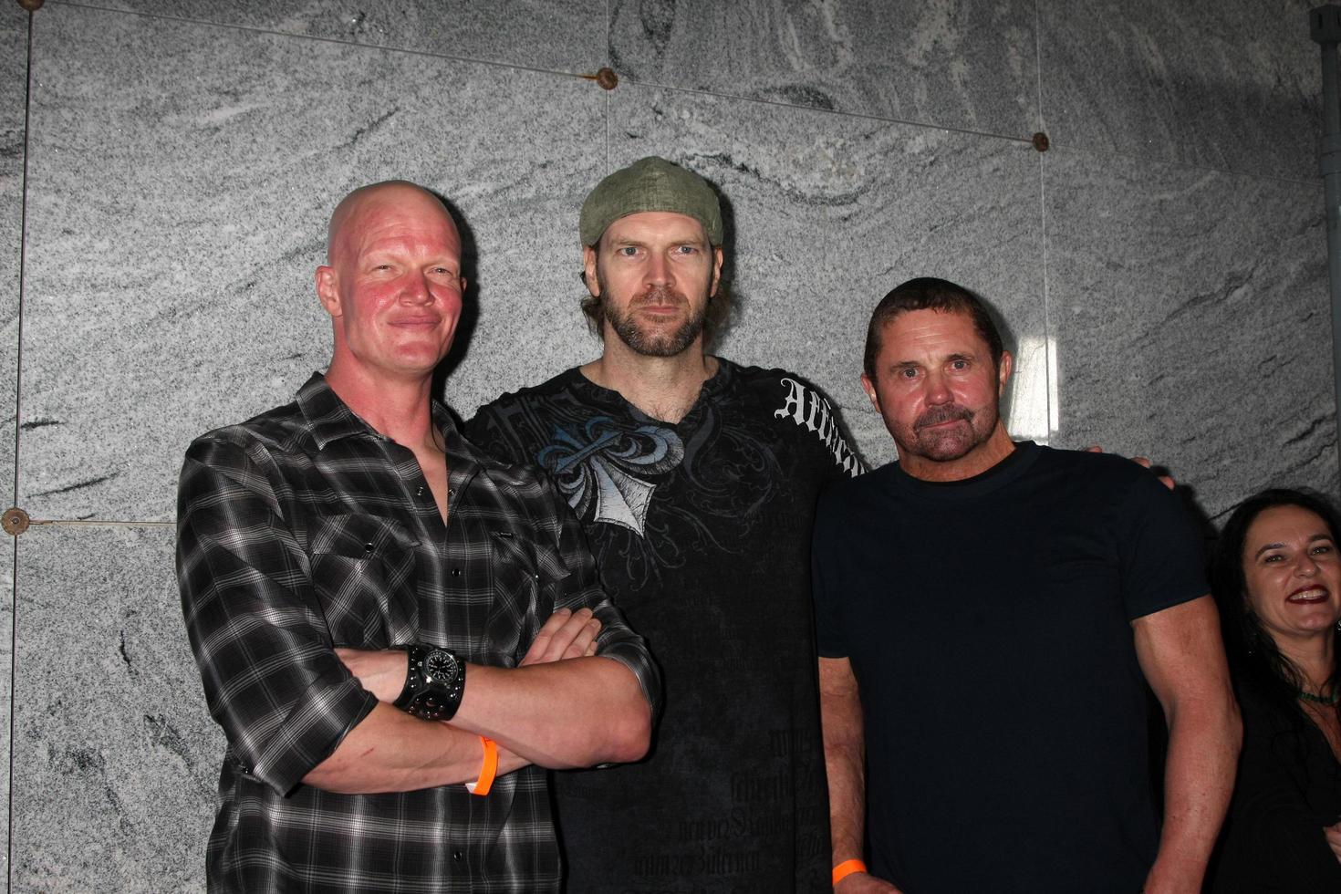 los angeles, sep 15 - derek mers, tyler man, kane hodder ankommer på de chillerama premiär på hollywood evigt cemetary på september 15, 2011 i los angeles, ca foto