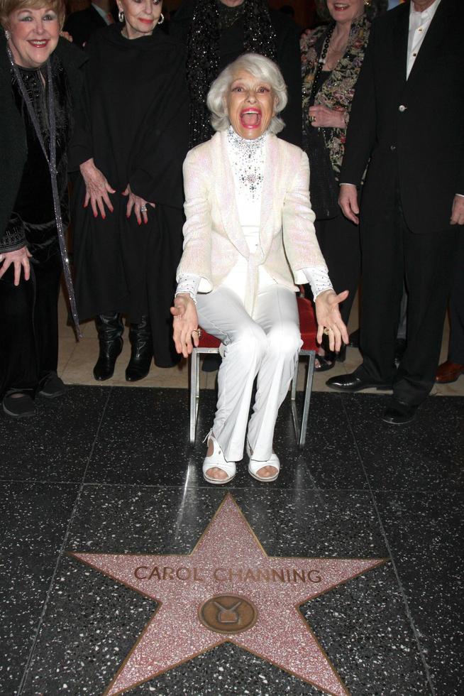 los angeles, feb 21 - Carol channing Framställ med Carol channing och henne hollywood promenad av berömmelse stjärna för henne 90:e födelsedag på byxor teater på februari 21, 2011 i los angeles, ca foto