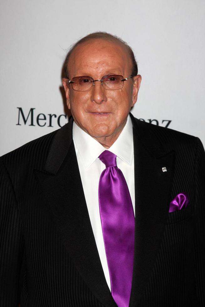 los angeles, okt 23 - clive davis ankommer på de 2010 karusell av hoppas boll på beverly hilton hotell på oktober 23, 2010 i beverly kullar, ca foto