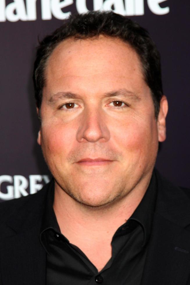 los angeles, september 25 - jon favreau anländer på de iris, en resa genom de värld av bio förbi cirque du soleil premiär på kodak teater på september 25, 2011 i los angeles, ca foto