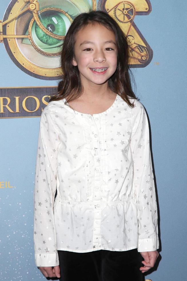 los angeles, dec 09 - aubrey anderson-emmons på de cirque du soleil s kurios, skåp av kuriosa på de skojare stadion på december 09, 2015 i los angeles, ca foto