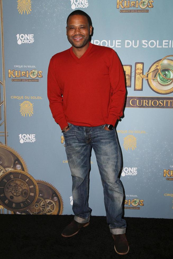 los angeles, dec 09 - anthony anderson på de cirque du soleil s kurios, skåp av kuriosa på de skojare stadion på december 09, 2015 i los angeles, ca foto