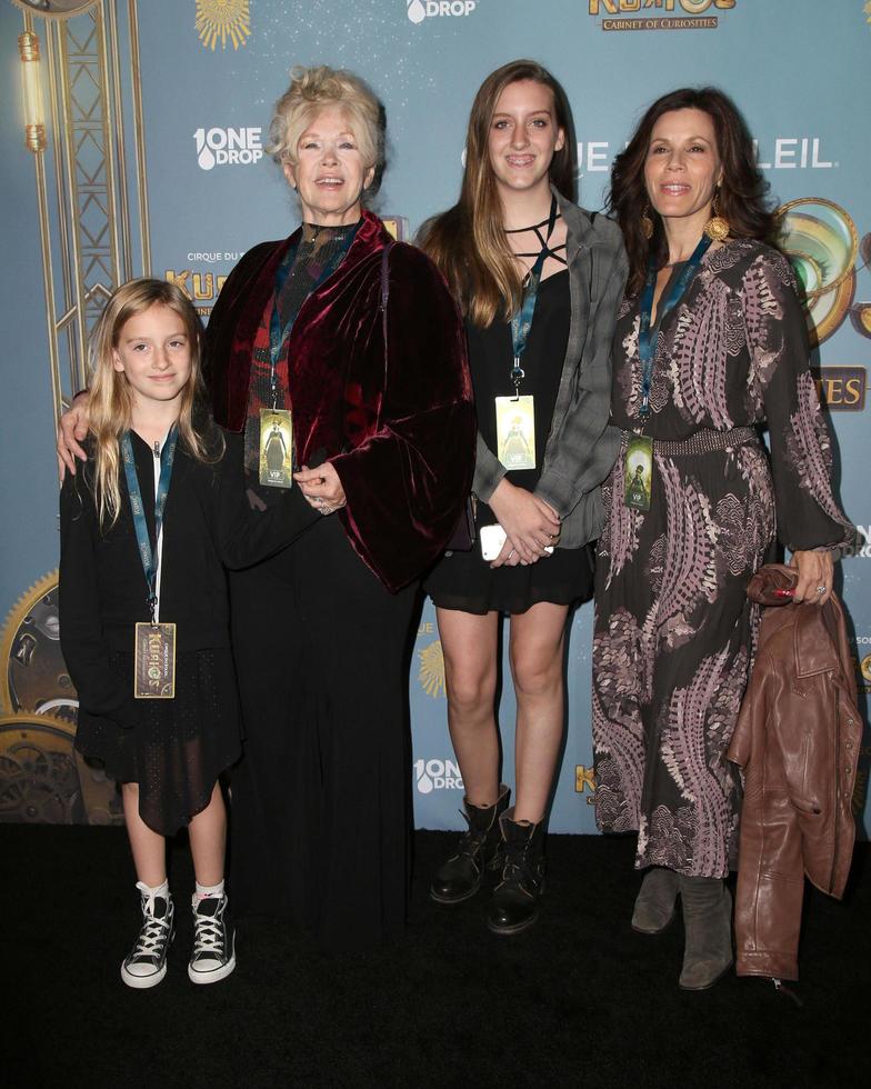 los angeles, dec 09 - connie stevens, tricia leigh fiskare på de cirque du soleil s kurios, skåp av kuriosa på de skojare stadion på december 09, 2015 i los angeles, ca foto