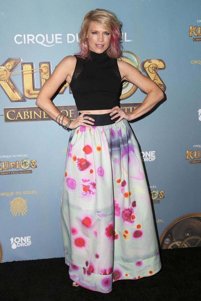 los angeles, dec 09 - kathleen reste sig perkins på de cirque du soleil s kurios, skåp av kuriosa på de skojare stadion på december 09, 2015 i los angeles, ca foto